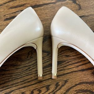 Antonio Melani perfect classic nude pump